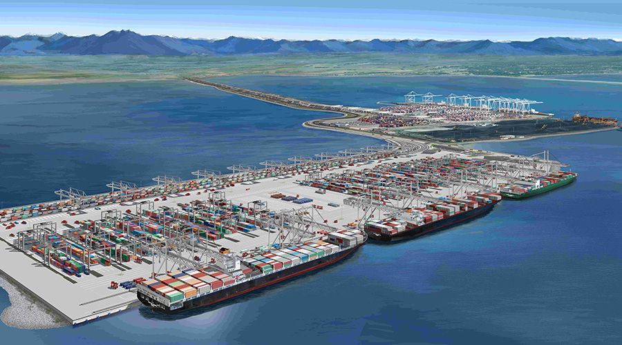 Ein riesiger Containerhafen mit Frachtschiffen und Logistikanlagen aus der Vogelperspektive.